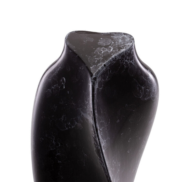 Keramische kunst urn Heart to Heart met zwart-wit marmerlook